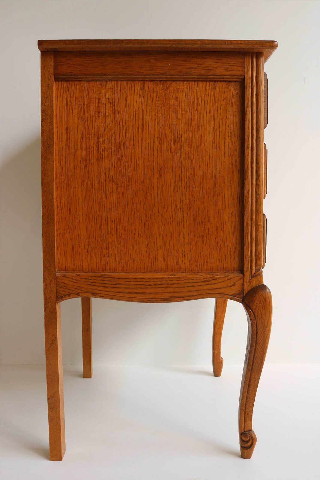 Mid Century Eiken Gesneden Frans Louis XV Stijl Louis Quinze Nachtkastje Ladekast Met Drie Lades Romantische Antieke Stijl 1960 photo vintage