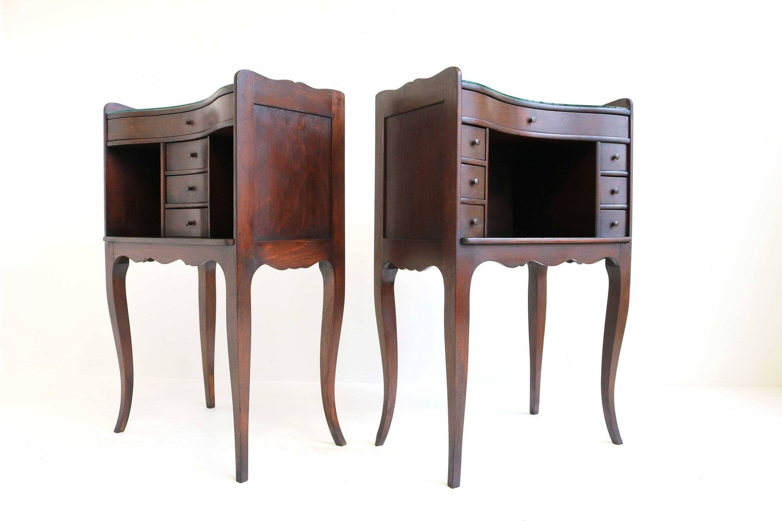 Stel Van Twee Gebogen Franse Louis XV Stijl Houten Nachtkastjes – 19e Eeuw – Met Open Schap, Kleine Lades En Glazen Blad