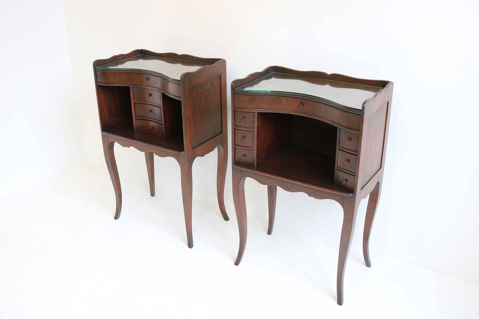 Stel Van Twee Gebogen Franse Louis XV Stijl Houten Nachtkastjes – 19e Eeuw – Met Open Schap, Kleine Lades En Glazen Blad photo furniture