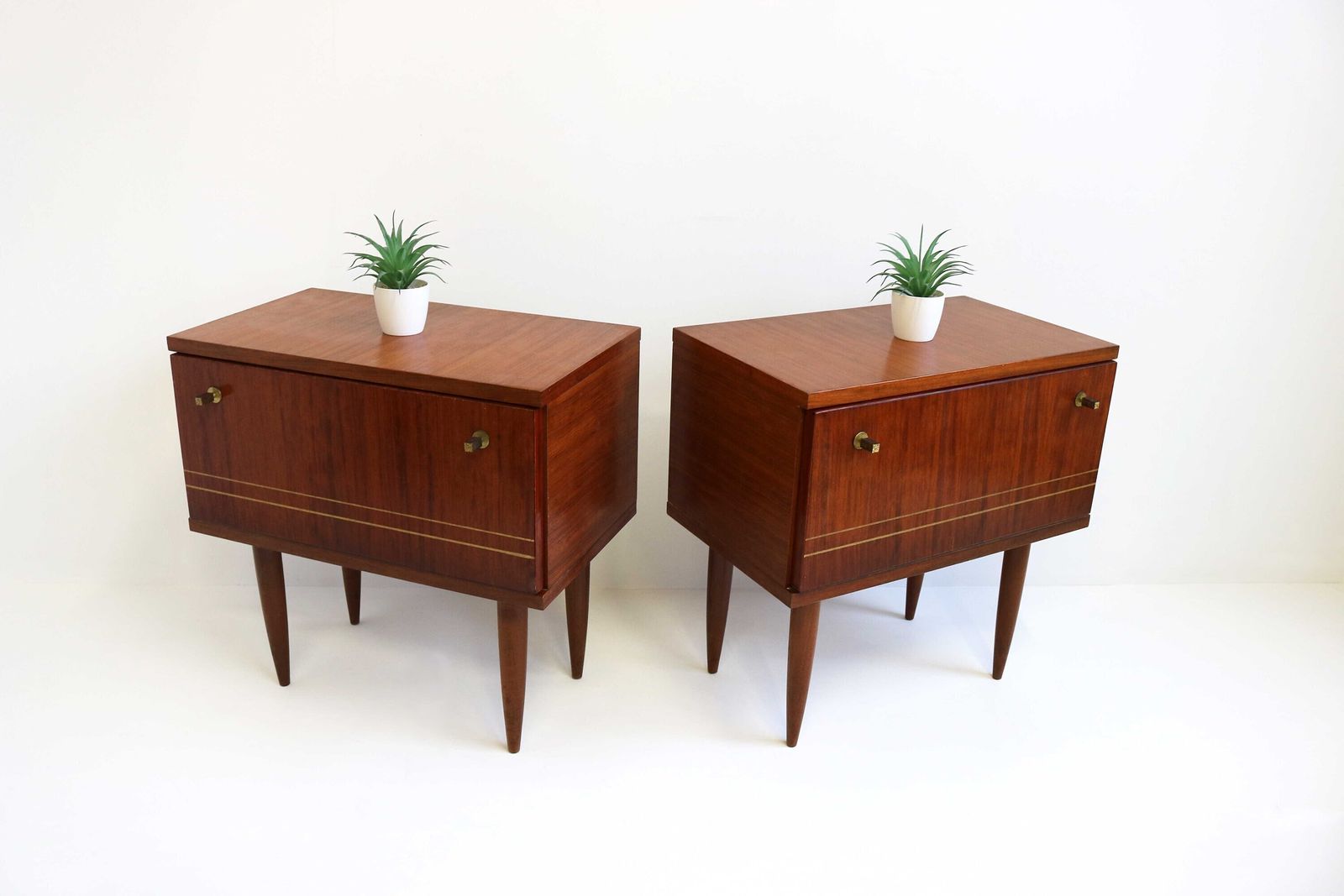 Glanzend Paar Mid Century Modern Scandinavische Nachtkastjes Met Klep – Jaren 1960 photo furniture