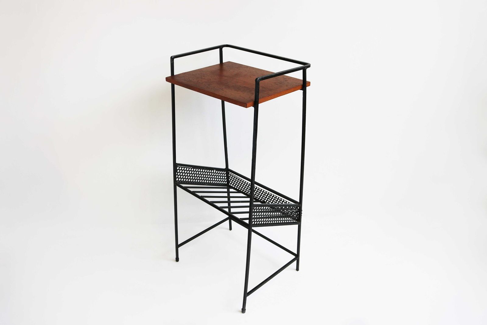 Hoge Mid Century Modern Minimalistische Teakhouten Tijdschriftenrek/Tafel Met Zwart Ijzeren Frame – Bijzettafel – Design Ca. Jaren 1960