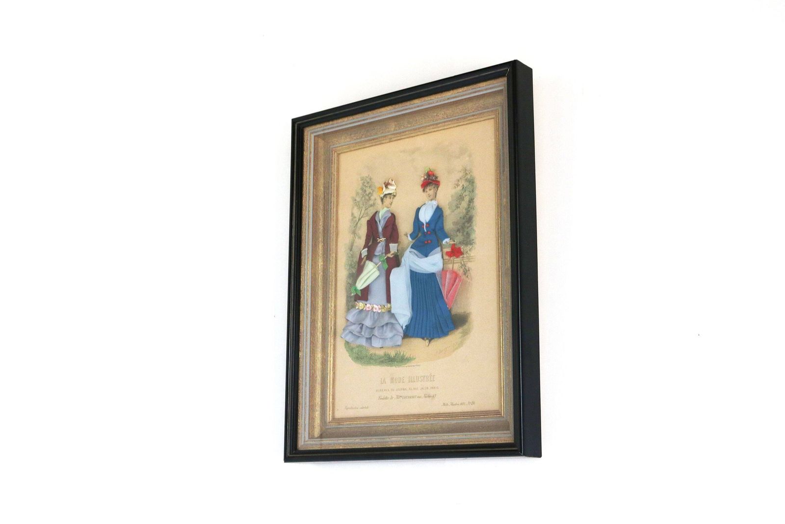 Decoratieve Antieke Franse La Mode Illustree Paris Schaduwdoos Met Stof – Victoriaans 3d Modeprint Met Dames, Romantisch