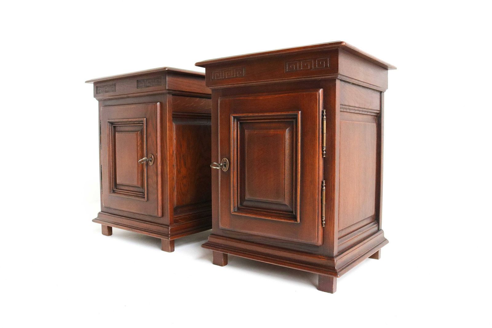 Mid Century Handgesneden Massief Eiken Nachtkastjes In Antiekstijl – Set Van Twee | Bijzettafels | Werkend Slot | Jaren 1950–1960