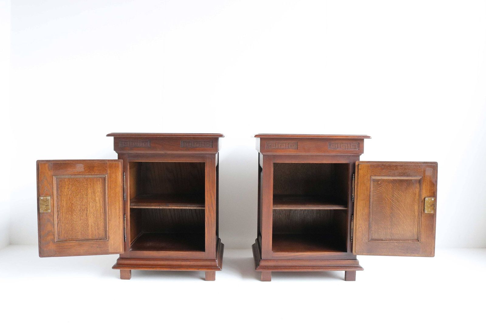 Mid Century Hand Carved Massive Oak Sleek Couple Nightstands Antique Style Bedside Tables Side Tables Bedside Cabinets Working Lock 50s 60s photo vinterior
