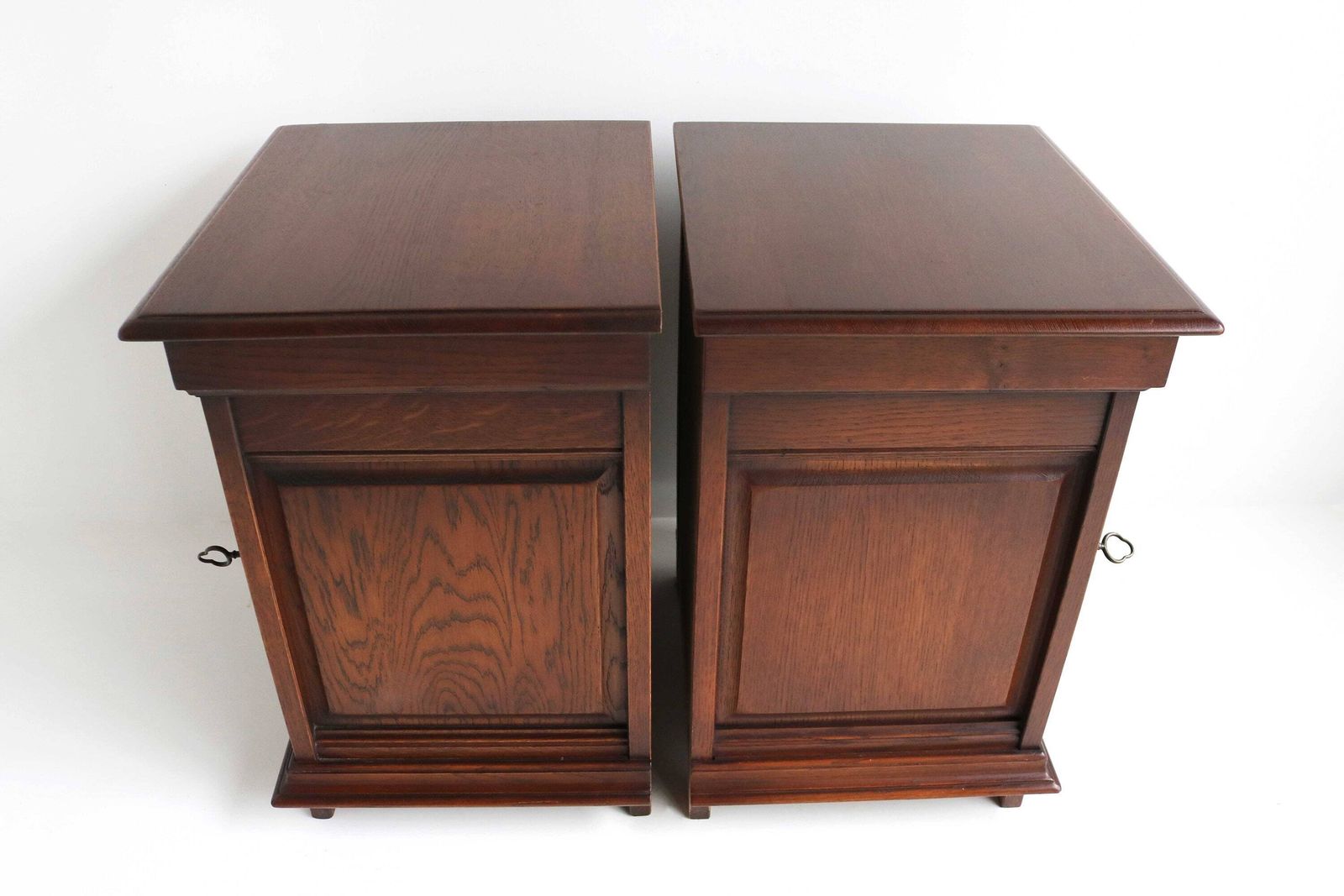photo furniture Mid Century Handgesneden Massief Eiken Nachtkastjes In Antiekstijl – Set Van Twee | Bijzettafels | Werkend Slot | Jaren 1950–1960