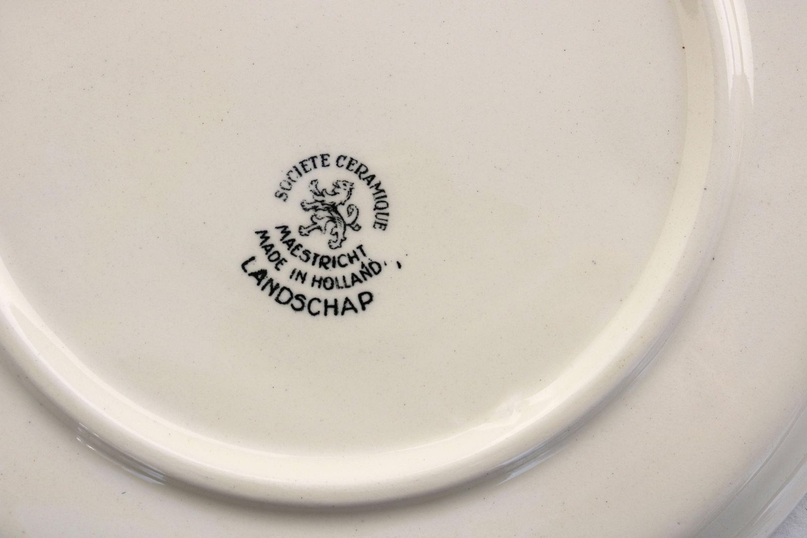 photo furniture Antiek Nederlands Tafelservies Maastricht – Landelijk Boerderijdecor – Zwart Eiservies Met Bord, 6 Eierdopjes En Zoutvaatje