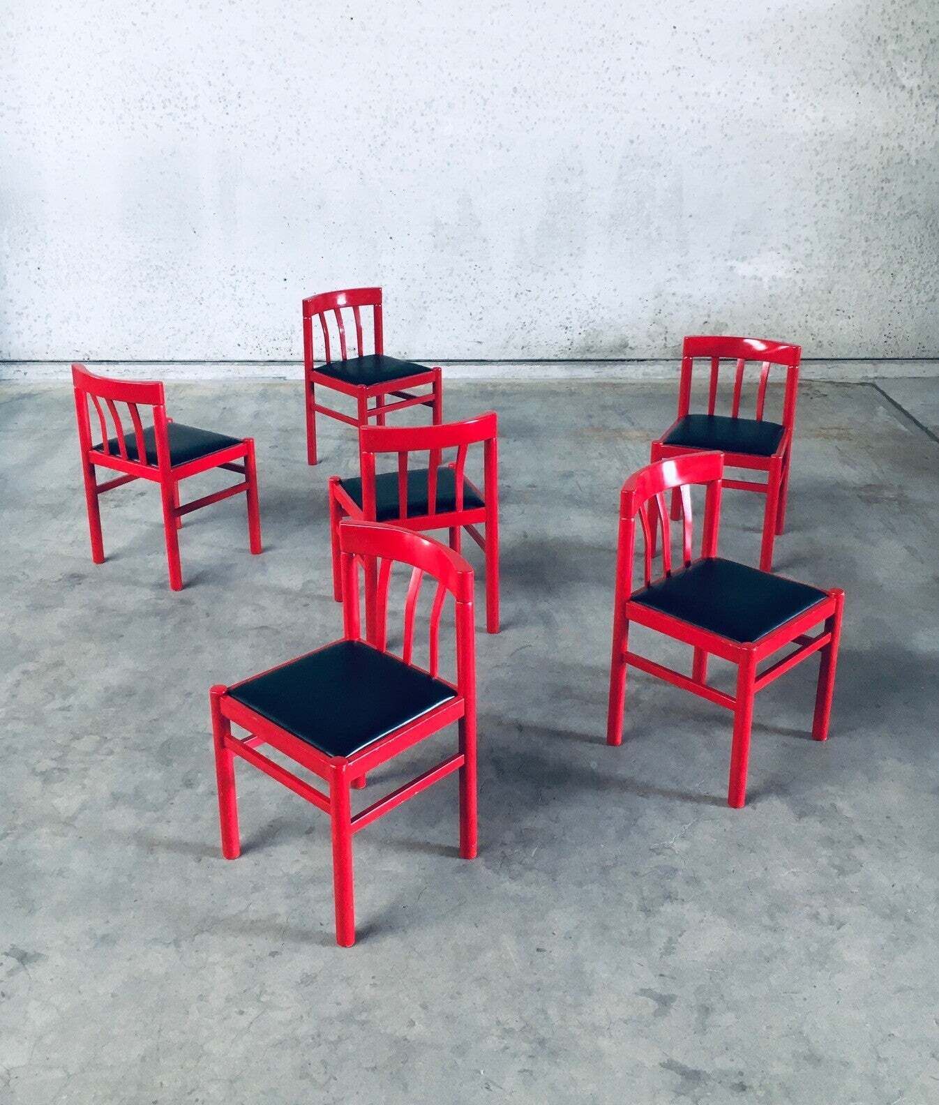 photo furniture Mid Century Modern Design Eetkamerstoelen In Rood, Set Van 6 – België, Ca. Jaren 1960