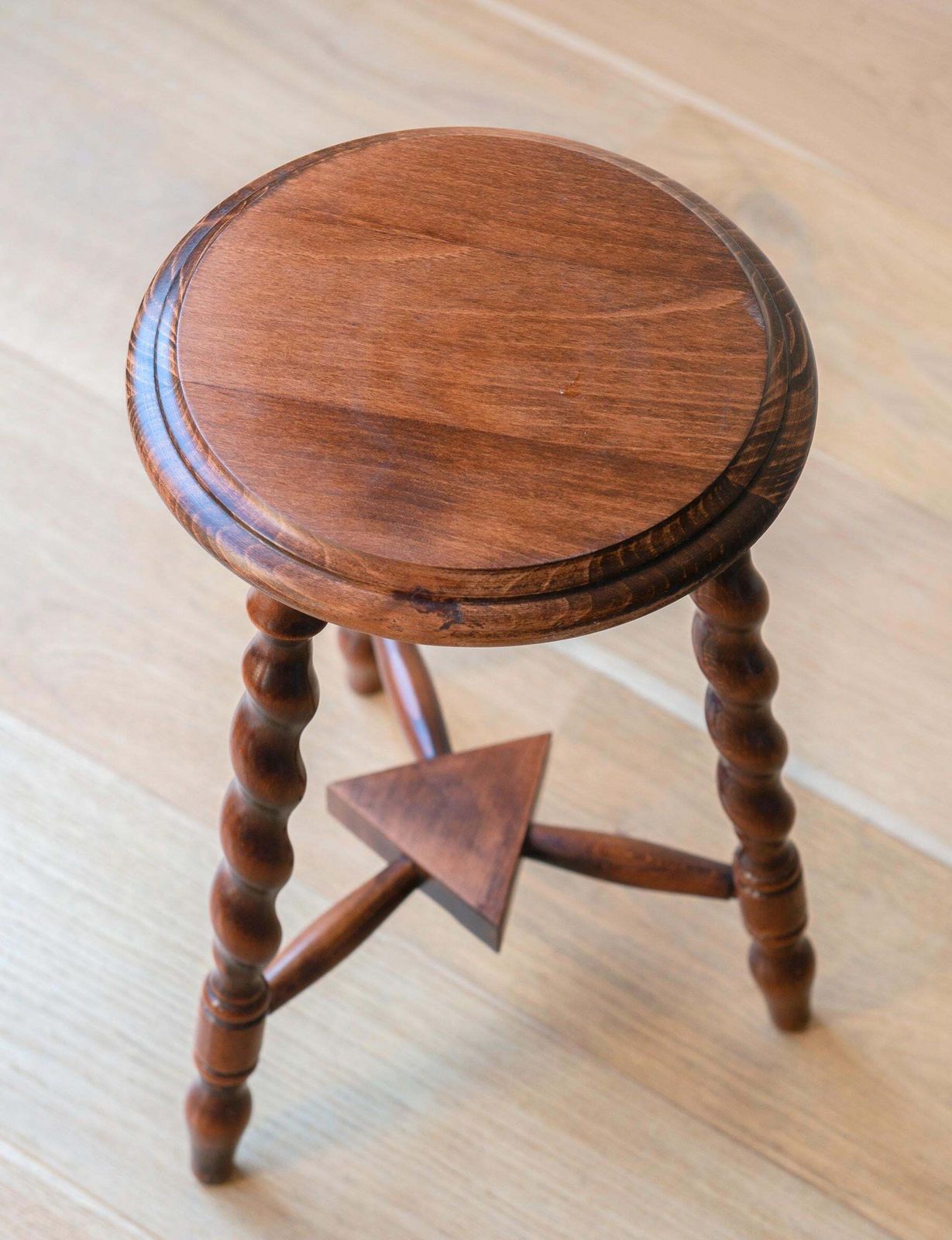 Eiken Tafeltje Met Gedraaide Poten, Frans Houten Bijzettafeltje, Handgesneden Salontafel, Rond Plantenstatief Met Gedraaide Poten photo vinterior