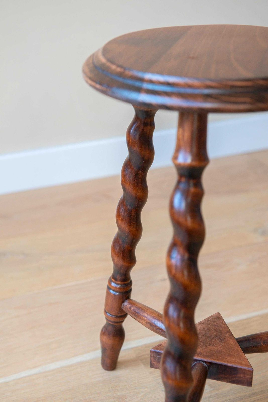 Table d'appoint française en chêne à pieds torsadés, table basse sculptée à la main, tabouret rond pour plante avec pieds tournés photo vintage