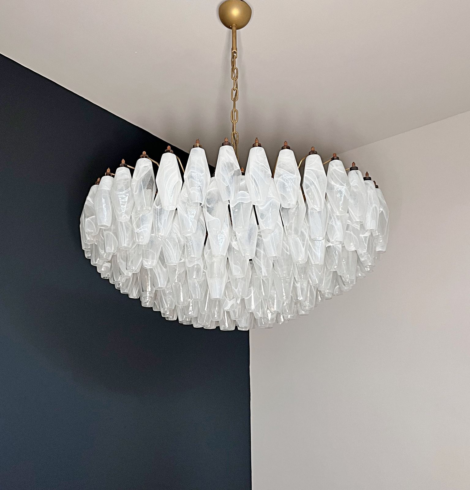 photo furniture Amazing Murano Glass Candelier   185 Poliedri White Alabaster