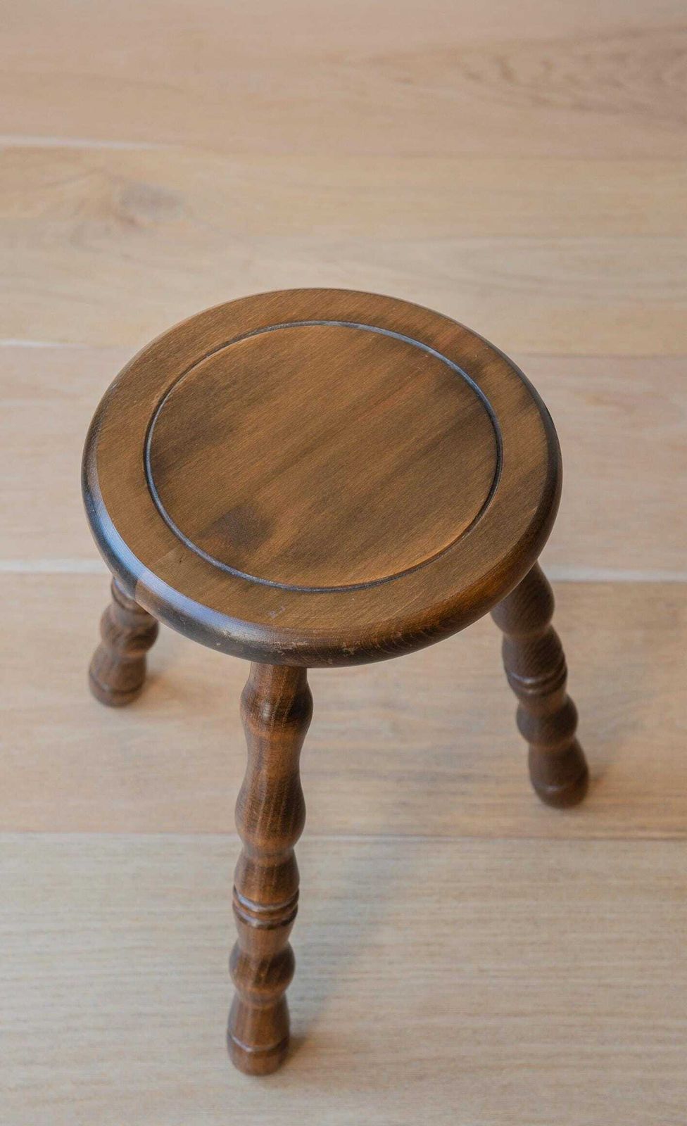 Vintage Kruk Met Gedraaide Poten, Ronde Plantentafel, Eikenhouten Salontafel, Donkerbruine Driepootkruk, Landelijke Woondecoratie photo for sale