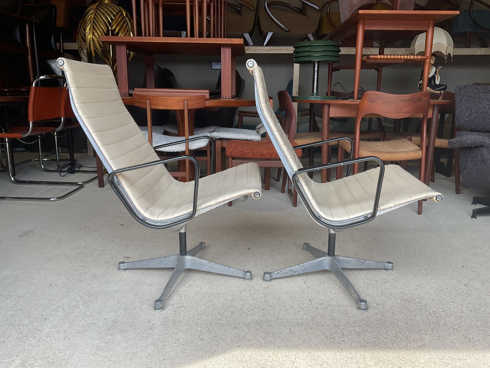 photo vintage Pair Of Charles & Ray Eames For Herman Miller Co. Group Lounge Chairs, Model 681/82, C. 1959