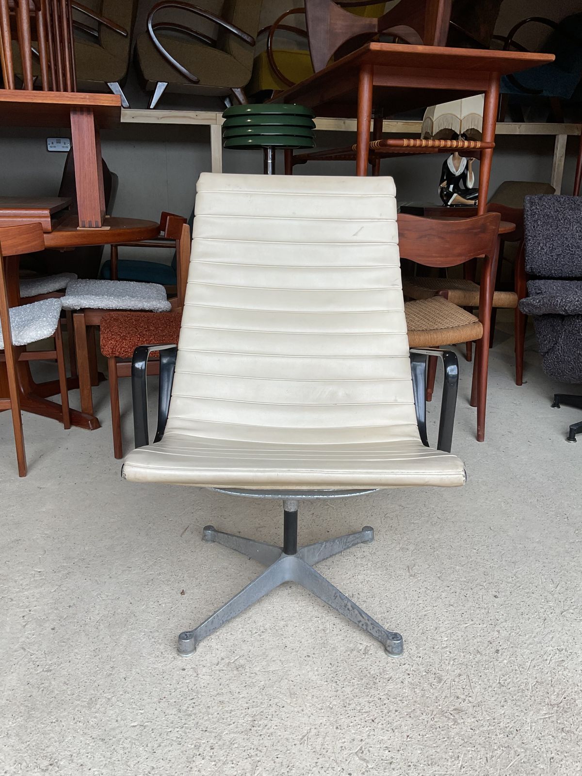 Charles & Ray Eames For Herman Miller Co. Chair, Model 681/82, C. 1959. Vintage photo vinterior
