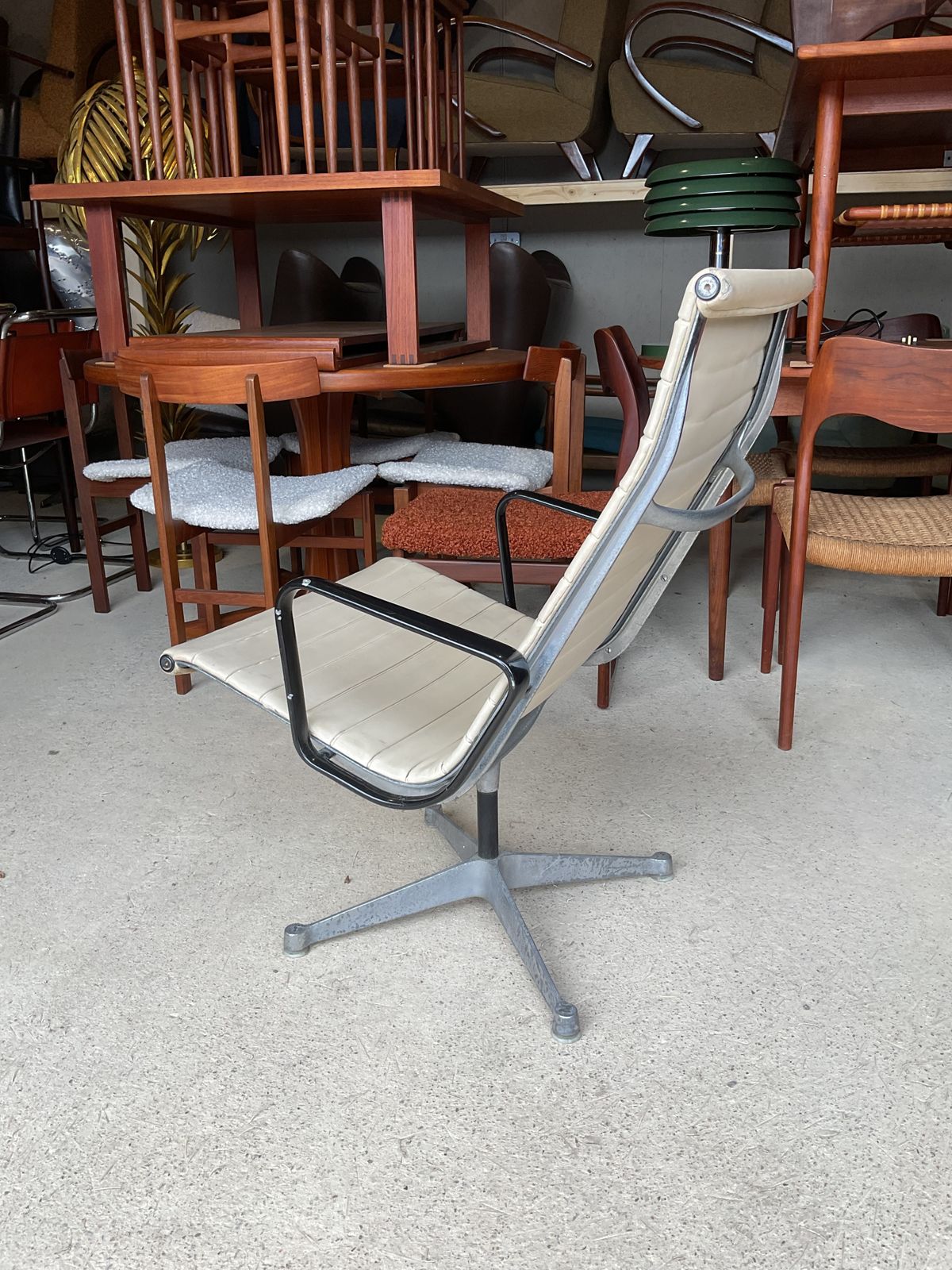 photo vinterior Charles & Ray Eames For Herman Miller Co. Chair, Model 681/82, C. 1959. Vintage
