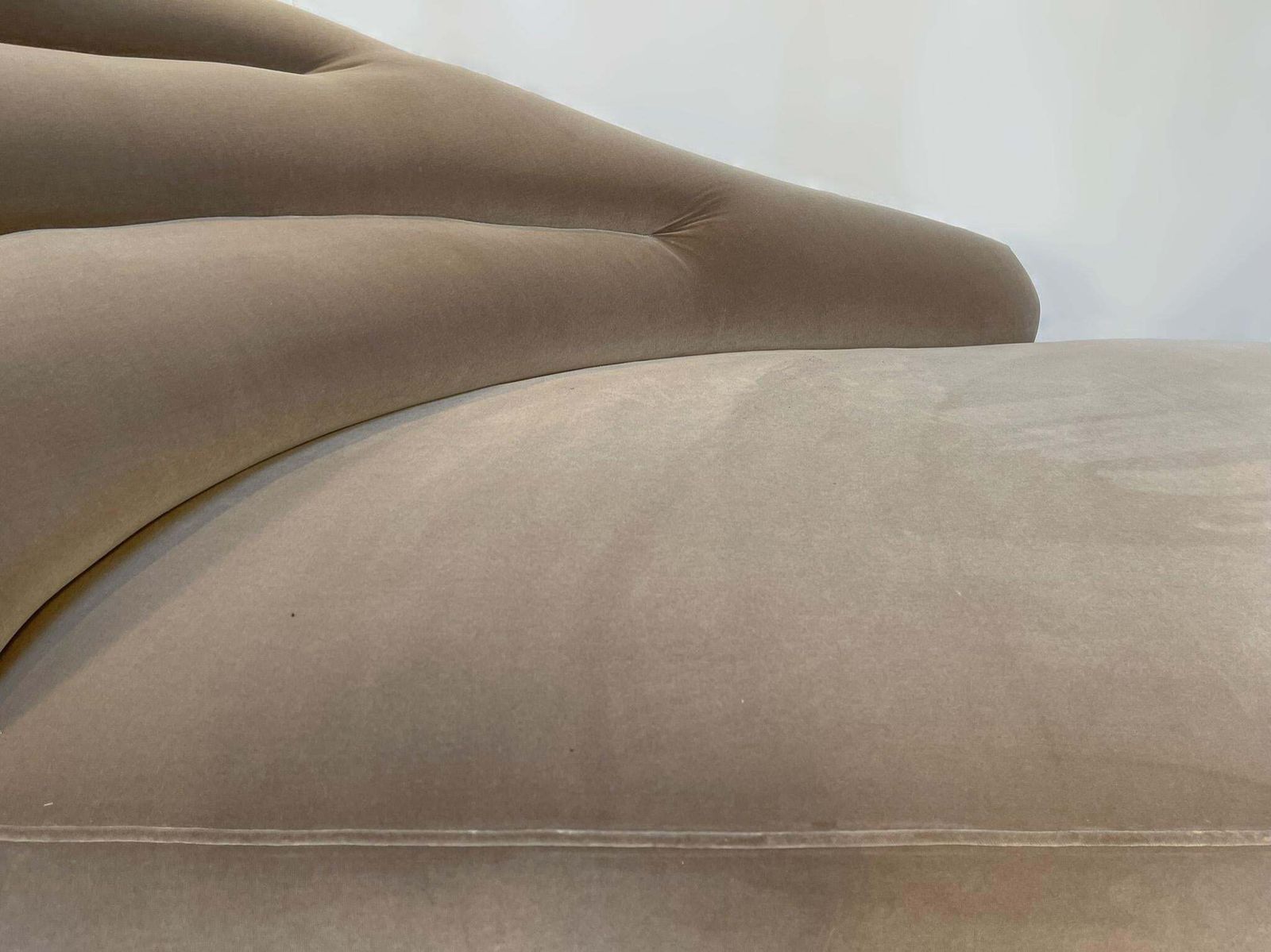 Hollywood Regency Style Taupe Velvet Chaise Longue By Promemoria, Italy C.2000 photo vintage