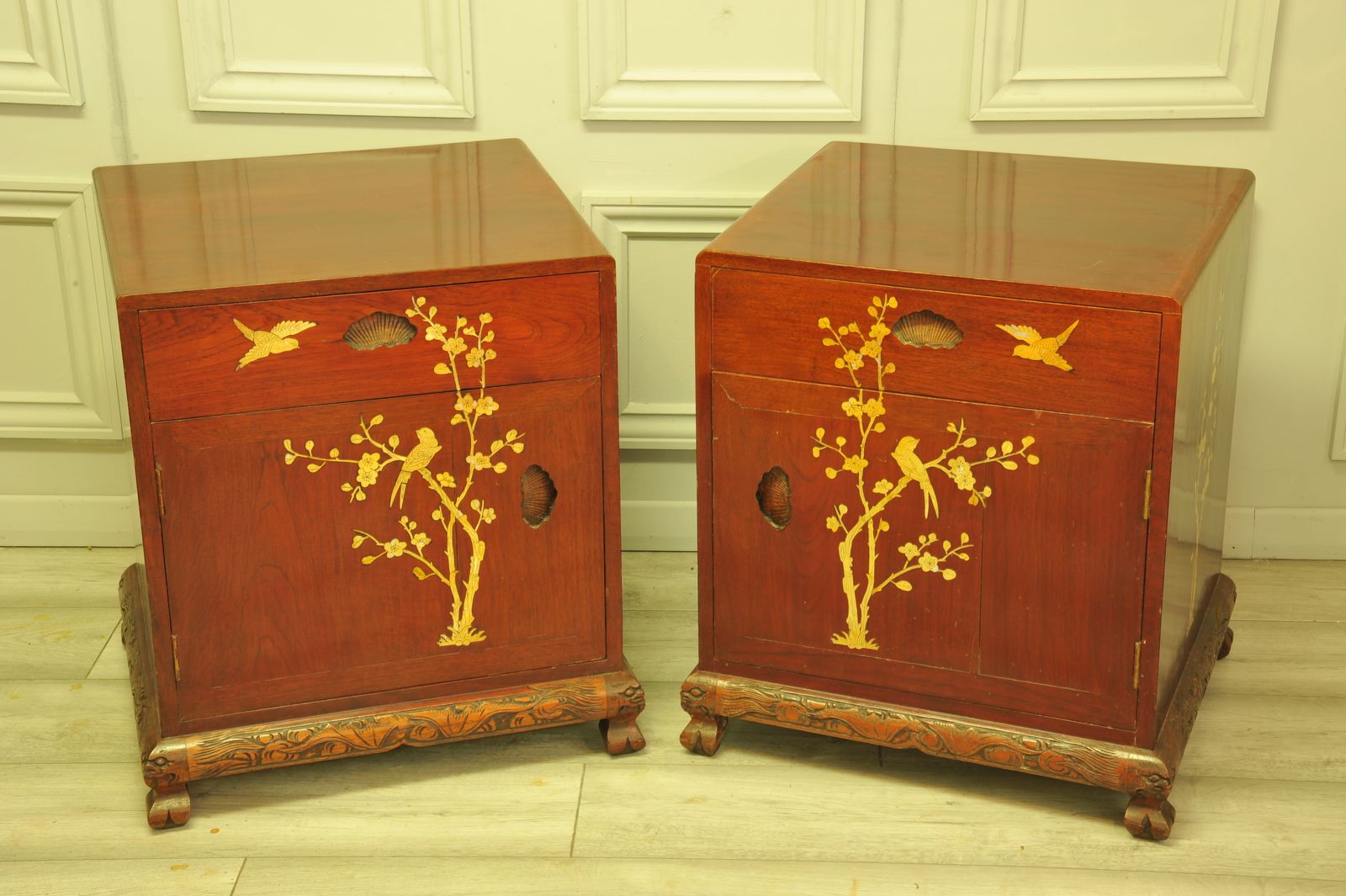 A Good Quality Pair Of Vintage English Chinoiserie Decorated Side Cabinets photo for sale