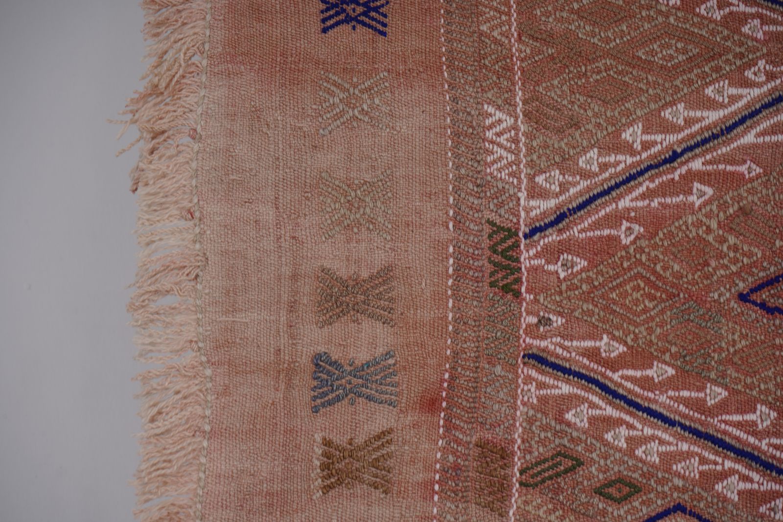 photo furniture 1960s Turkish Wool Pink Jajim Kilim Rug 5'5'' X 7'8''