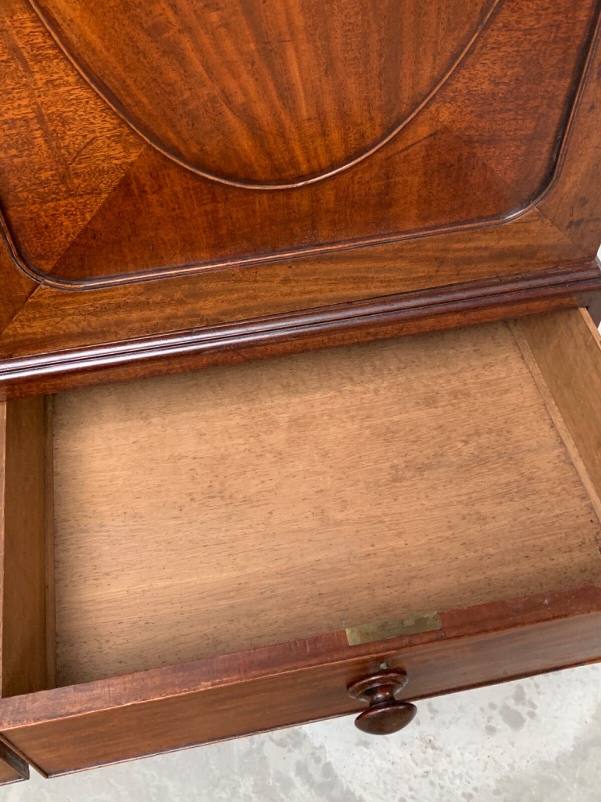 photo furniture George IV Mahogany Linen Press