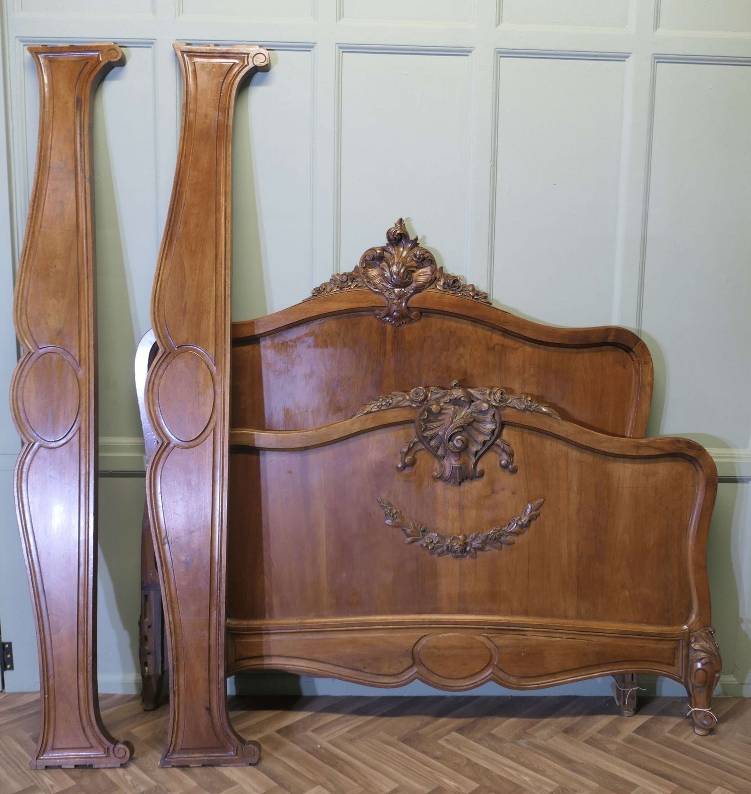 photo furniture Louis XV Style French Golden Walnut Bed