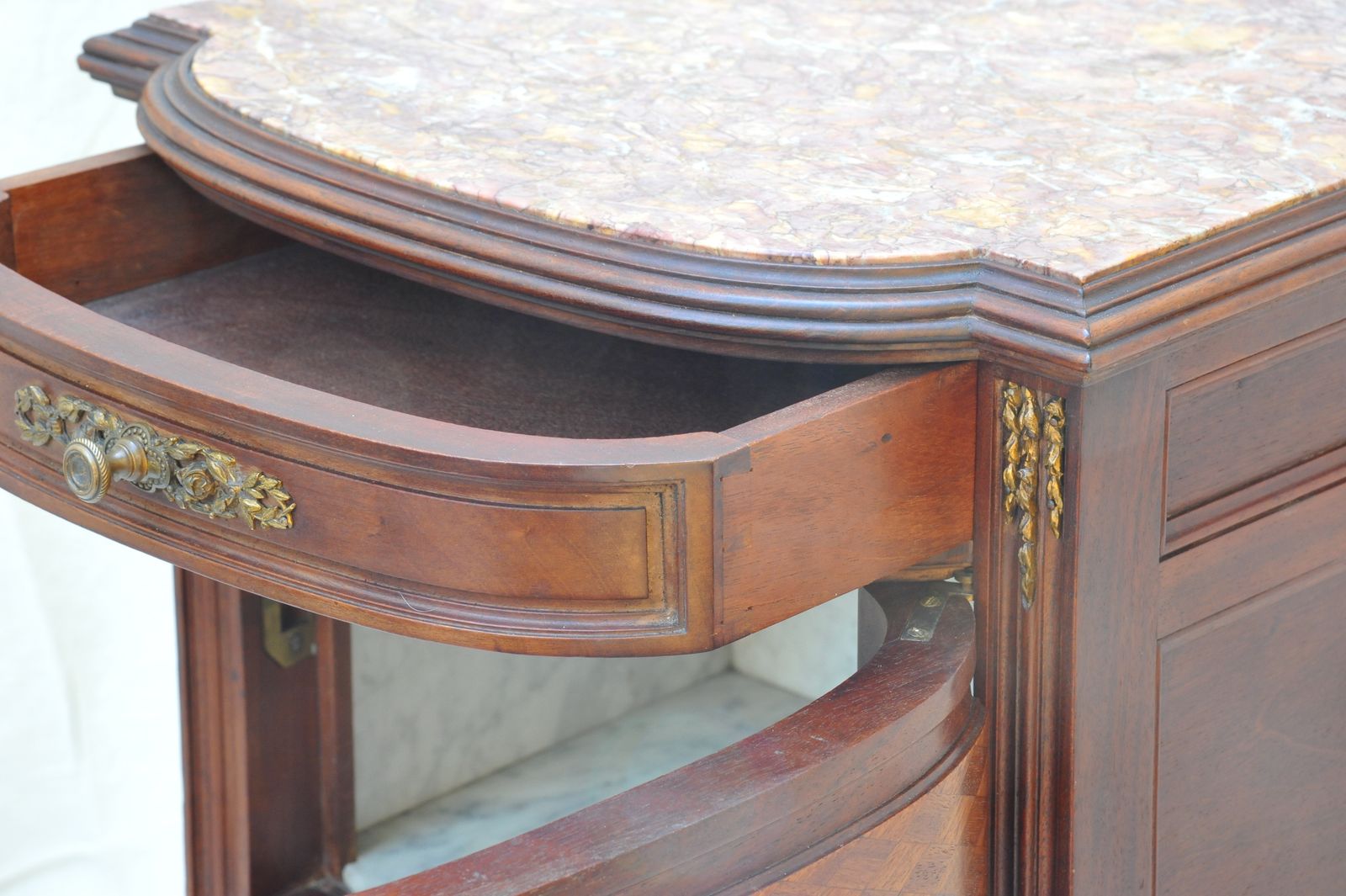 photo furniture A Fine Quality Antique French Mahogany Bedside Cabinet