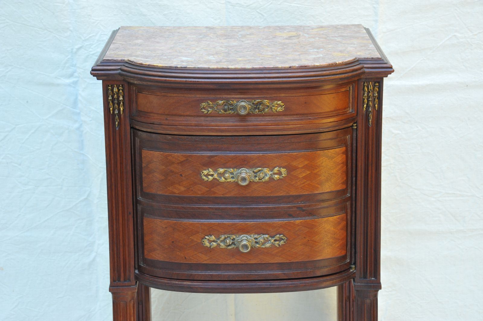 895.0 A Fine Quality Antique French Mahogany Bedside Cabinet photo