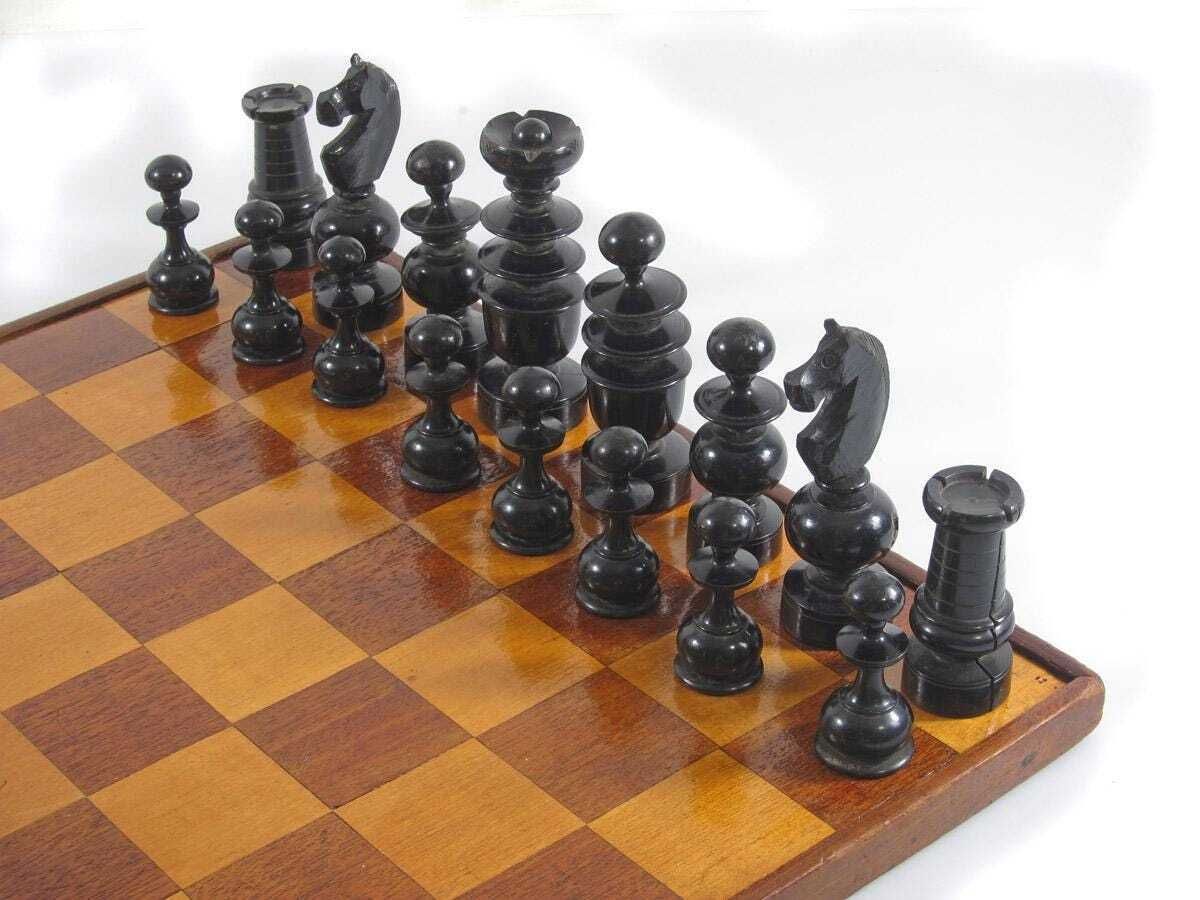 Antique Wooden Chess Set & Board   Austrian Coffee House, Kaffeehaus, Haflinger Knights, Vintage, Josef Hoffmann, Wagner, Adolf Loos, Large photo for sale
