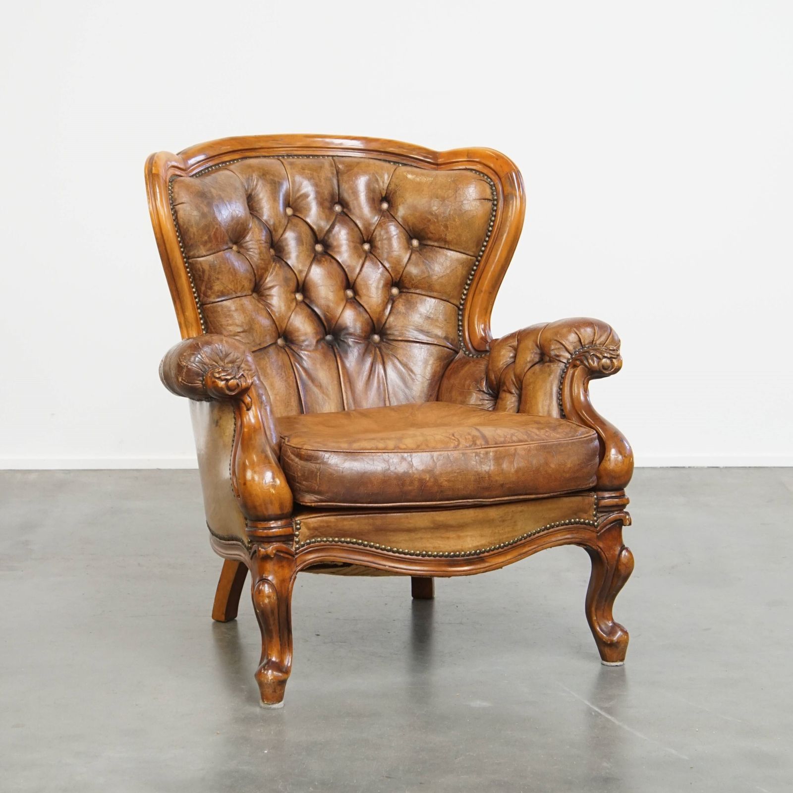 Charmante Antieke Barokke Chesterfield Fauteuil Met Schapenvacht En Mooie Patina