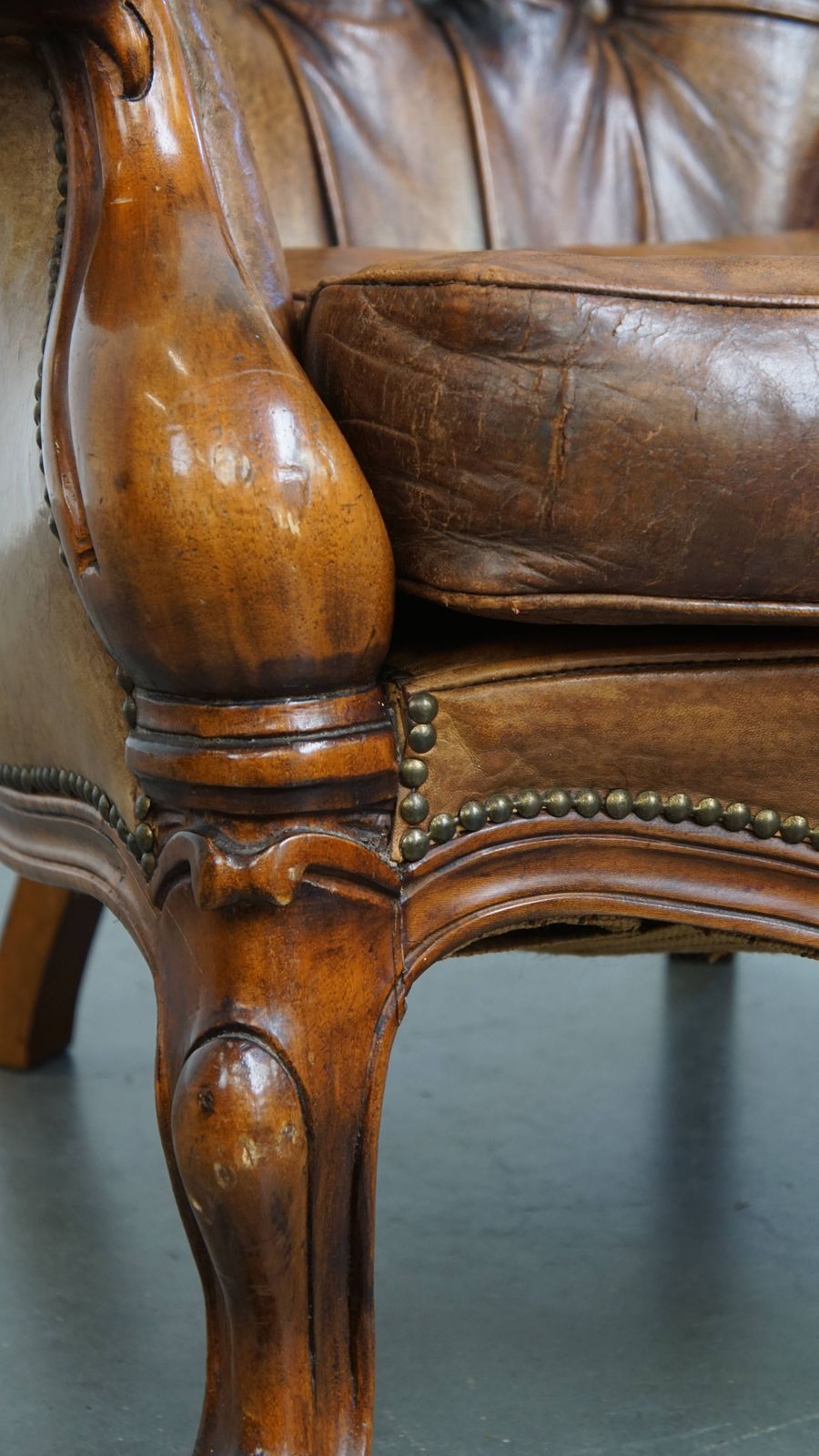 photo for sale Charmante Antieke Barokke Chesterfield Fauteuil Met Schapenvacht En Mooie Patina