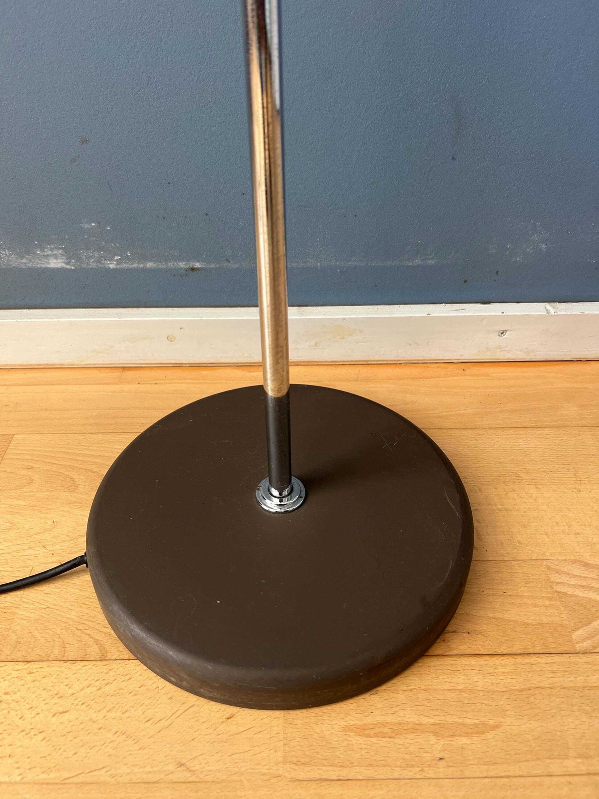 photo furniture Vintage Bruine En Chromen Dijkstra Space Age Vloerlamp