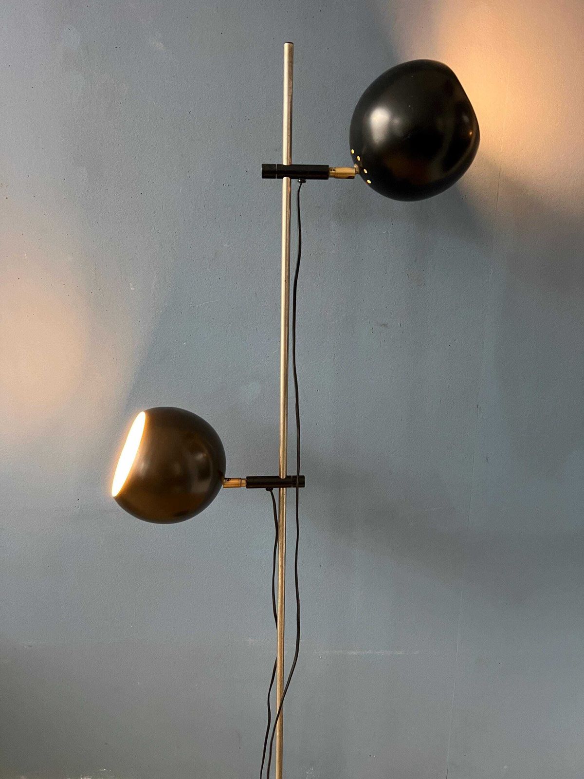 Vintage Mid Century Vloerlamp Met Zwarte Eyeball Kappen photo for sale