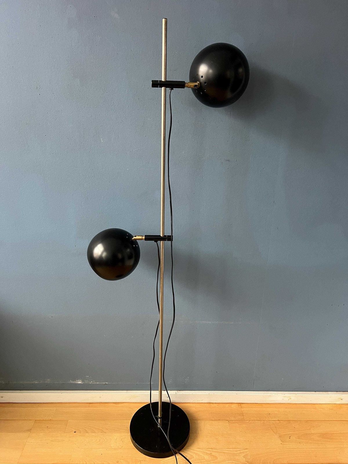 Vintage Mid Century Vloerlamp Met Zwarte Eyeball Kappen photo vinterior