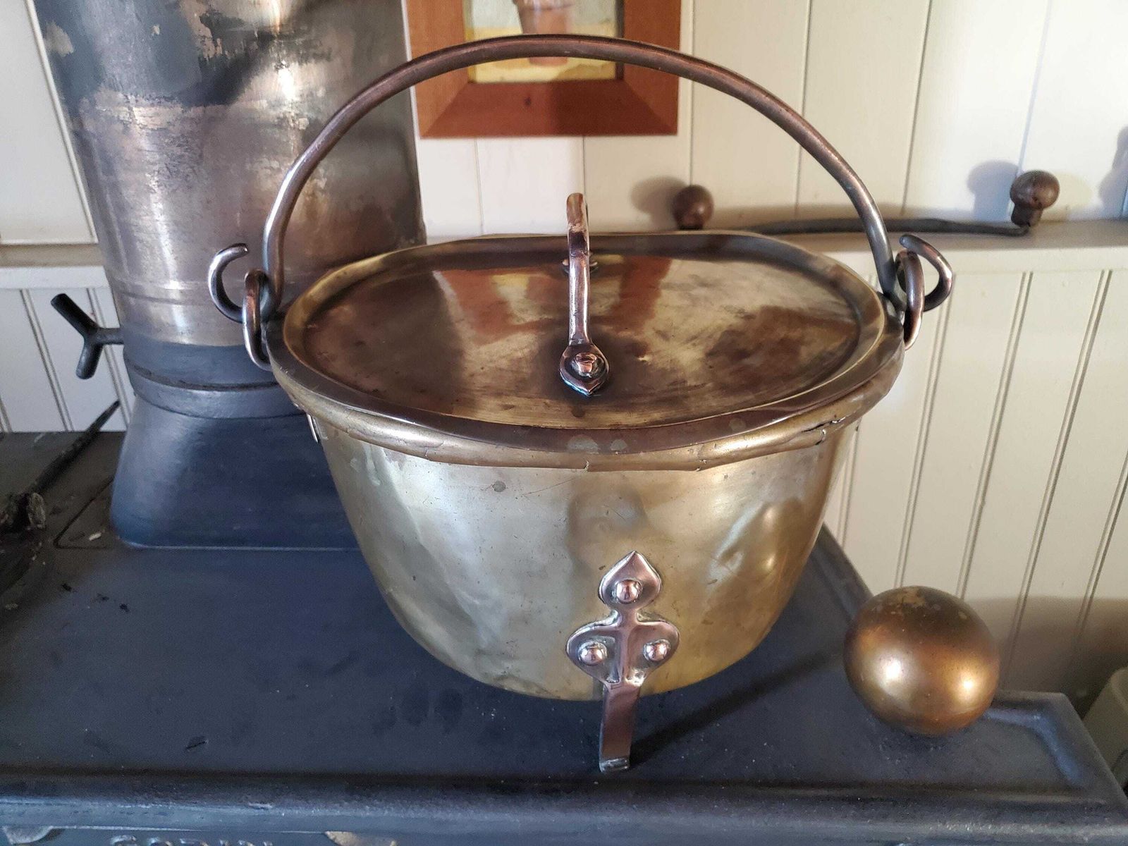 17th Century Brass And Copper Pot / Brass Log Basket / Arts And Crafts / Brass Pot With Lid / Brass Stove / 3 Leg Brass Bucket Jardiniere photo vinterior
