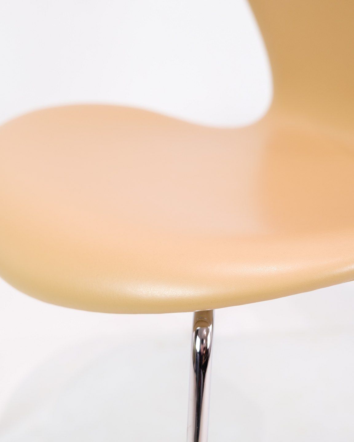 Seven Chair Model 3107 In Cream Colored Elegance Leather By Arne Jacobsen For Fritz Hansen photo Furniture