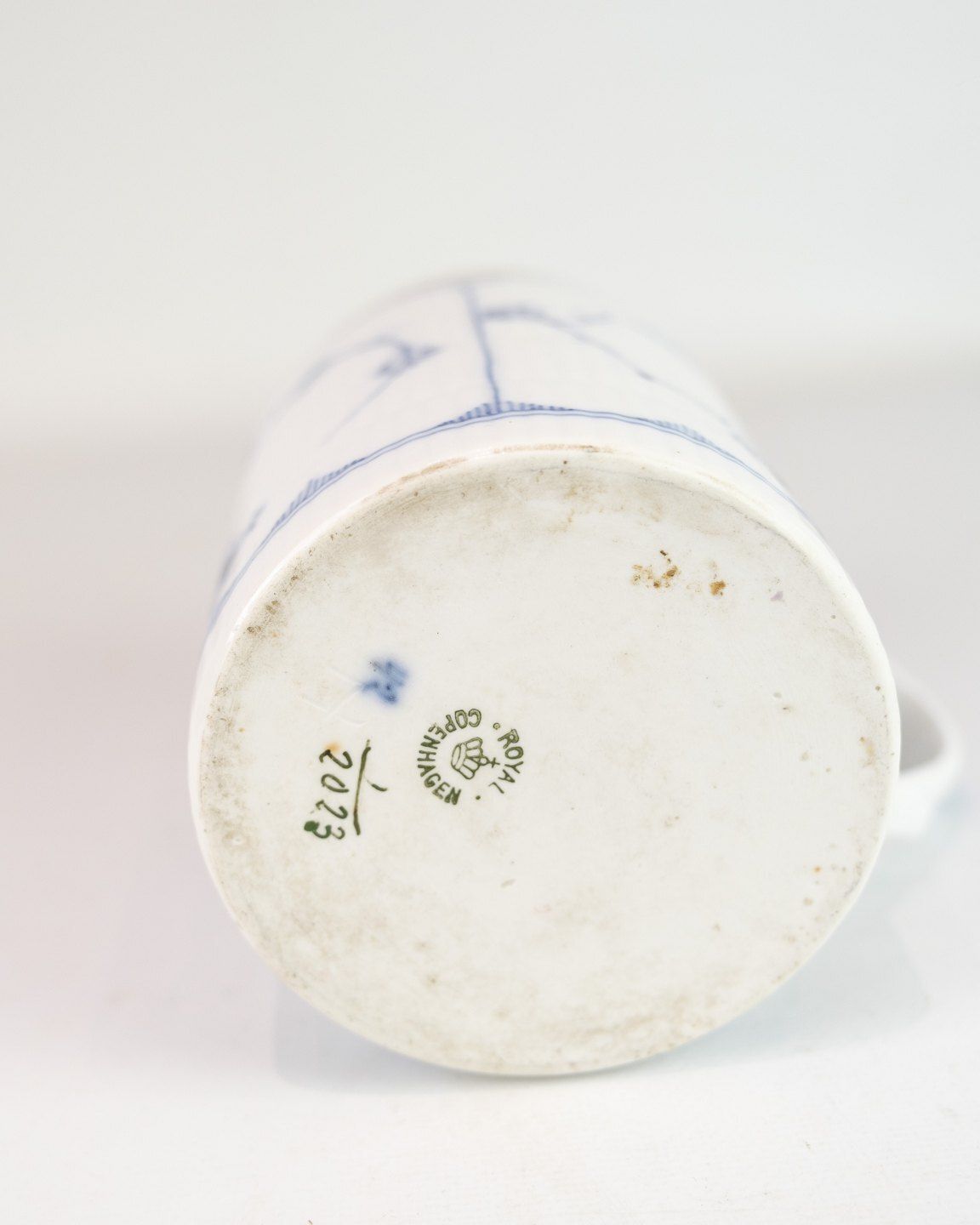 photo furniture Lidded Mug With Baroque Lid Model 1/2023 In Porcelain & Silver Fluted Blue Fluted By Royal Copenhagen