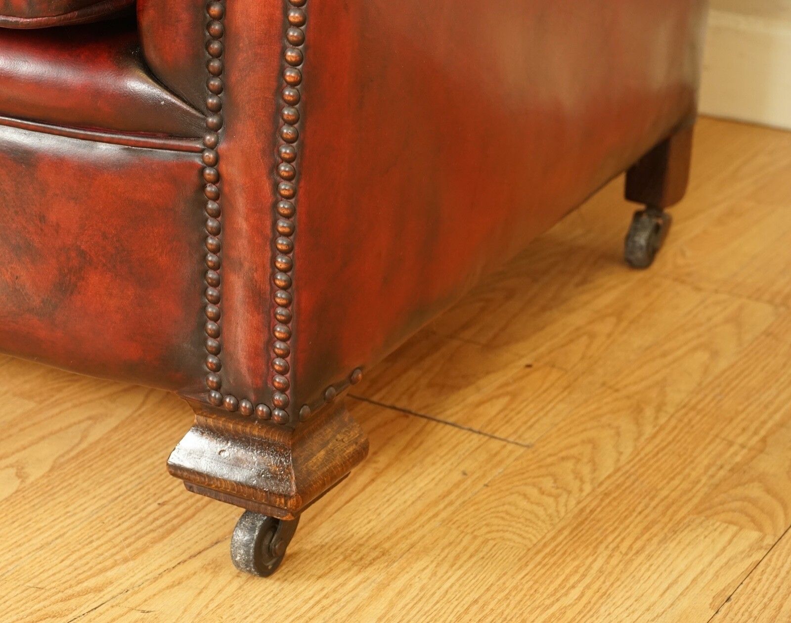 photo furniture Stunning Victorian Burgundy Gentleman's Club Hand Dyed Leather Sofa