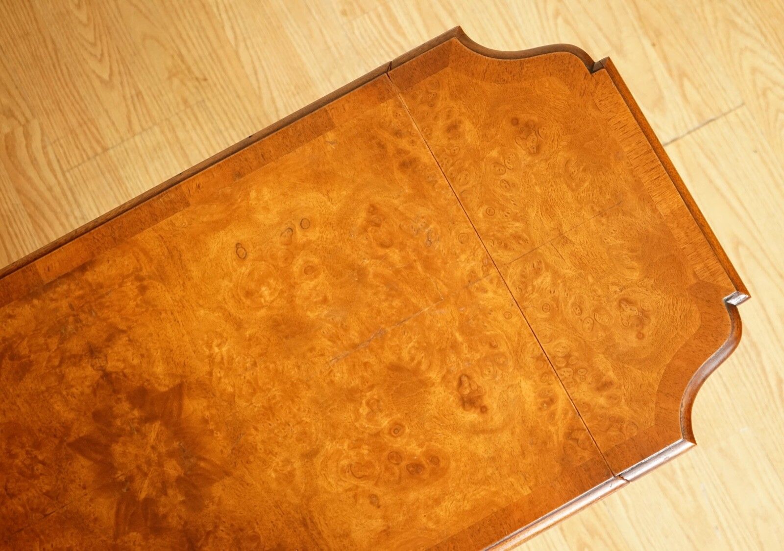 950.0 Lovely Bevan And Funnell Burr Walnut Extending Dropleaf Side End Table photo