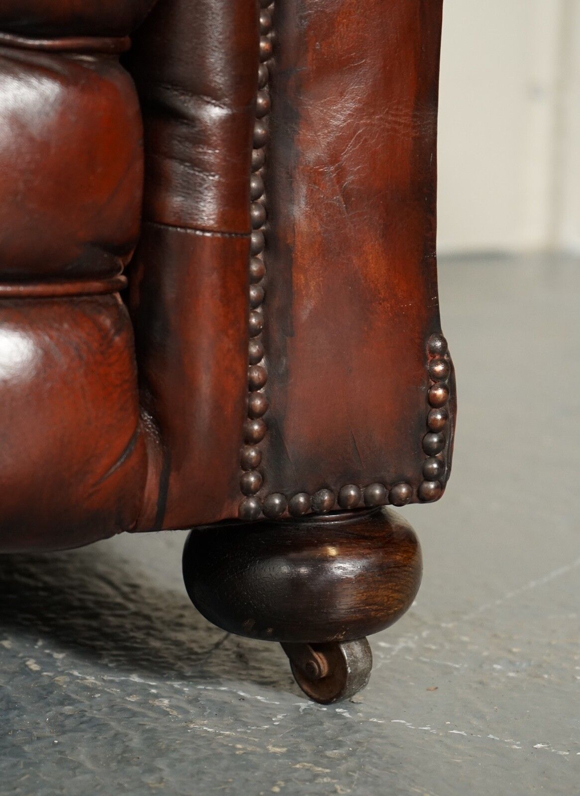 Restored Victorian Maroon Dyed Leather Suite Club Armchairs Gentleman Club Sofa photo vinterior