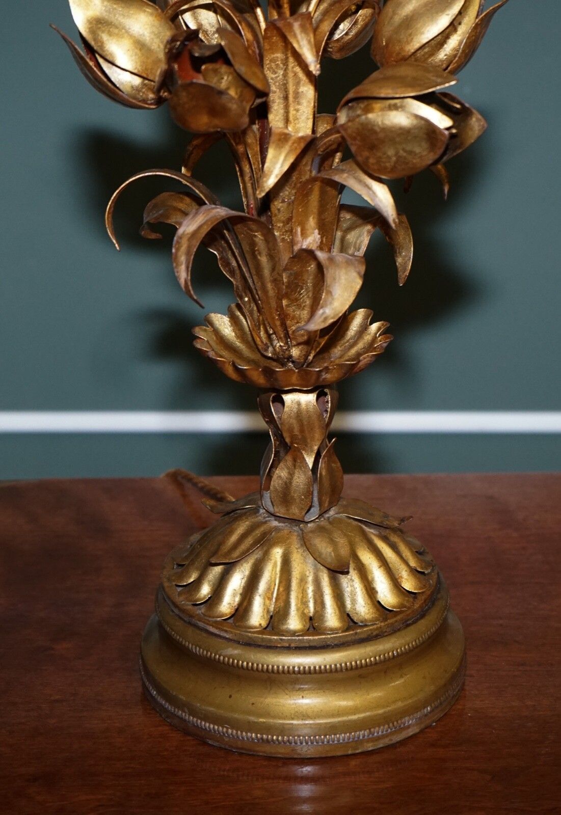 photo furniture Italian Hollywood Regency Gold Tone With Tulip & Lotus Flower Design Table Lamp