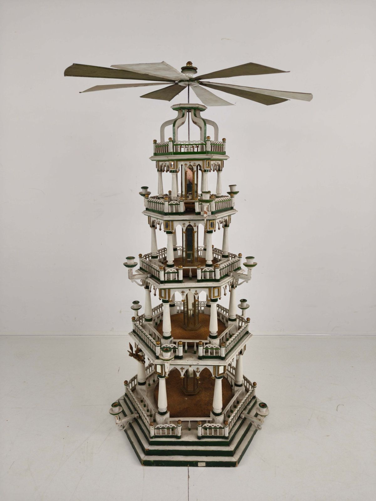 photo vinterior 19th Century Handmade Christmas Pyramid – Rare And Beautiful German Folk Art Piece