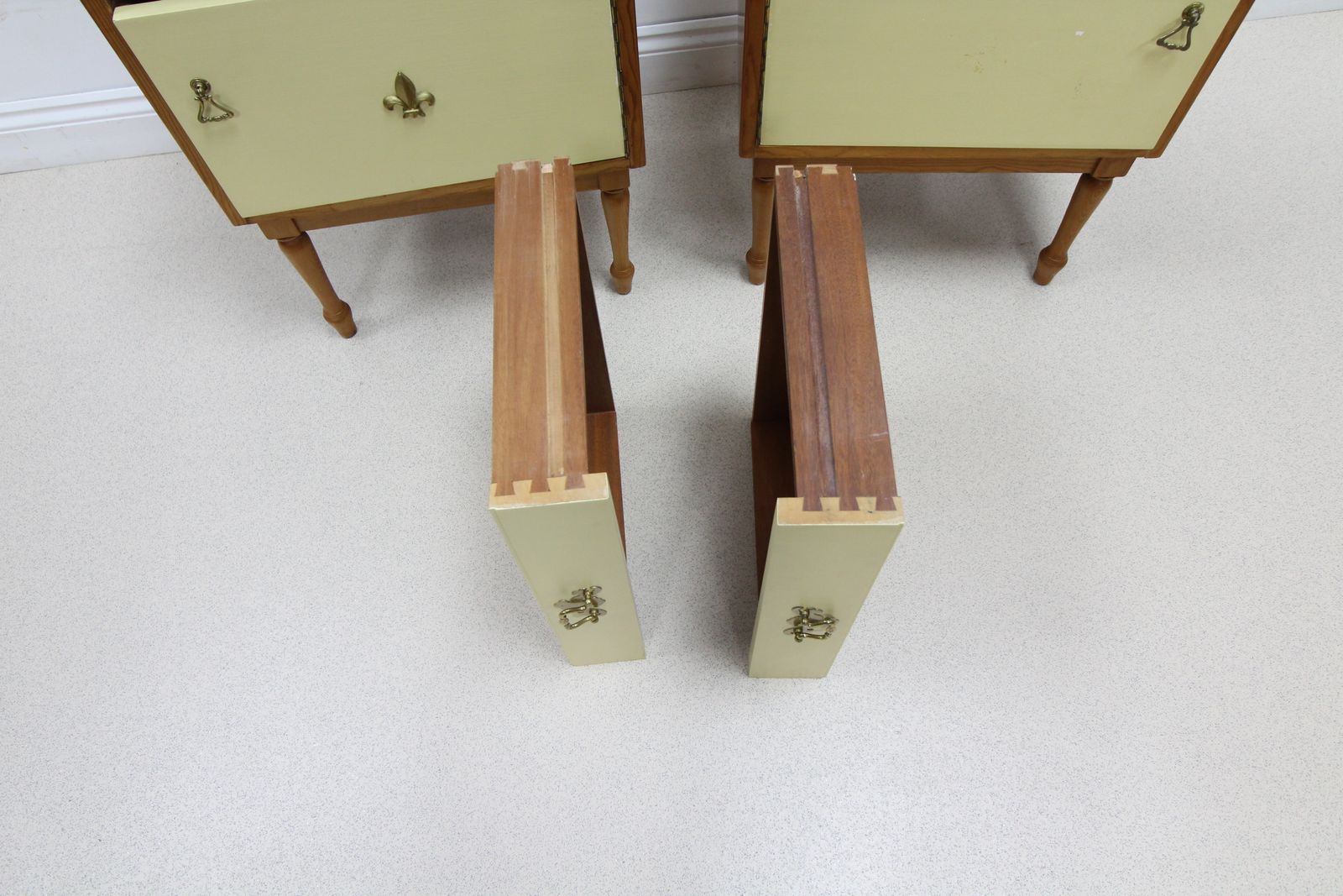 photo vinterior Pair Of Mid Century Alfred Cox Bedside Cabinets