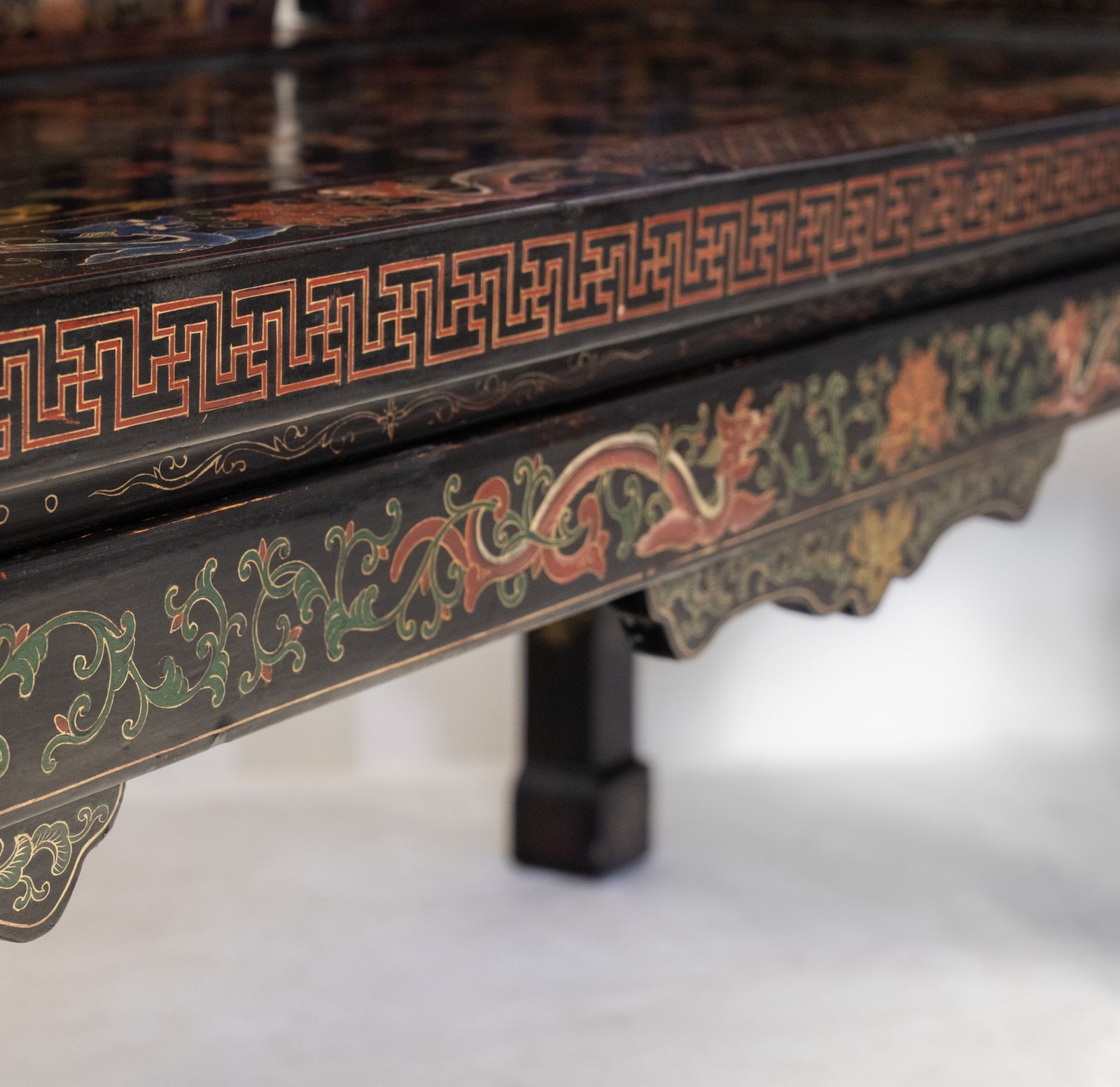 Stunning Pair Of Early 20th Century Chinese Black Lacquer Gilt & Polychrome Painted Bench Seats photo vintage