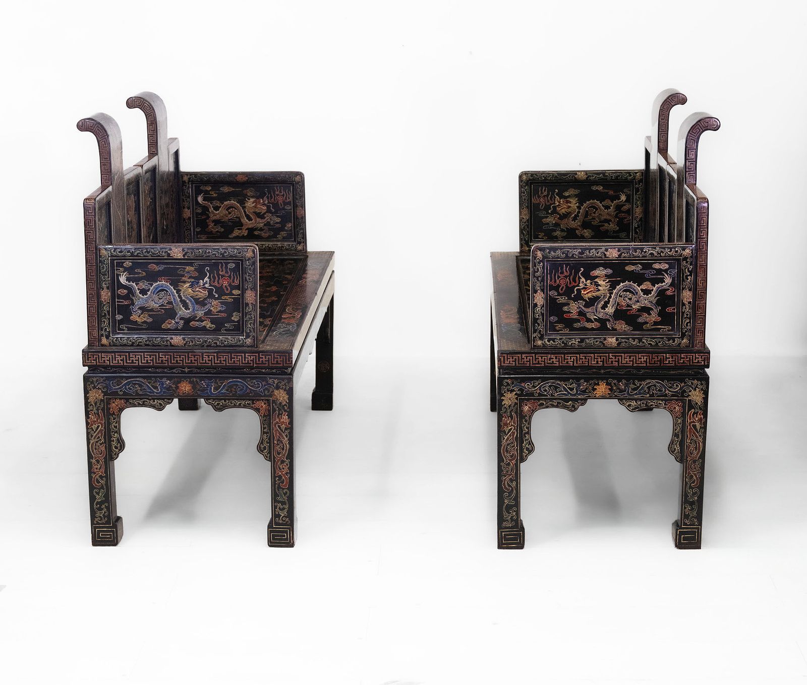 photo vinterior Stunning Pair Of Early 20th Century Chinese Black Lacquer Gilt & Polychrome Painted Bench Seats