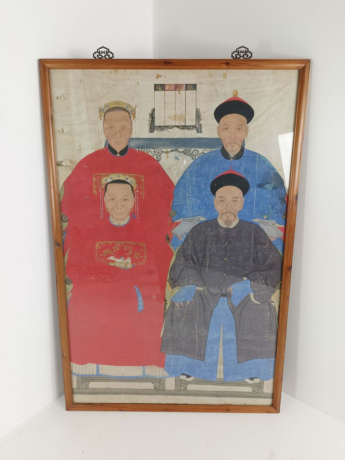 photo vinterior A Framed Chinese Ancestral Portrait Is A Traditional Hand Painted