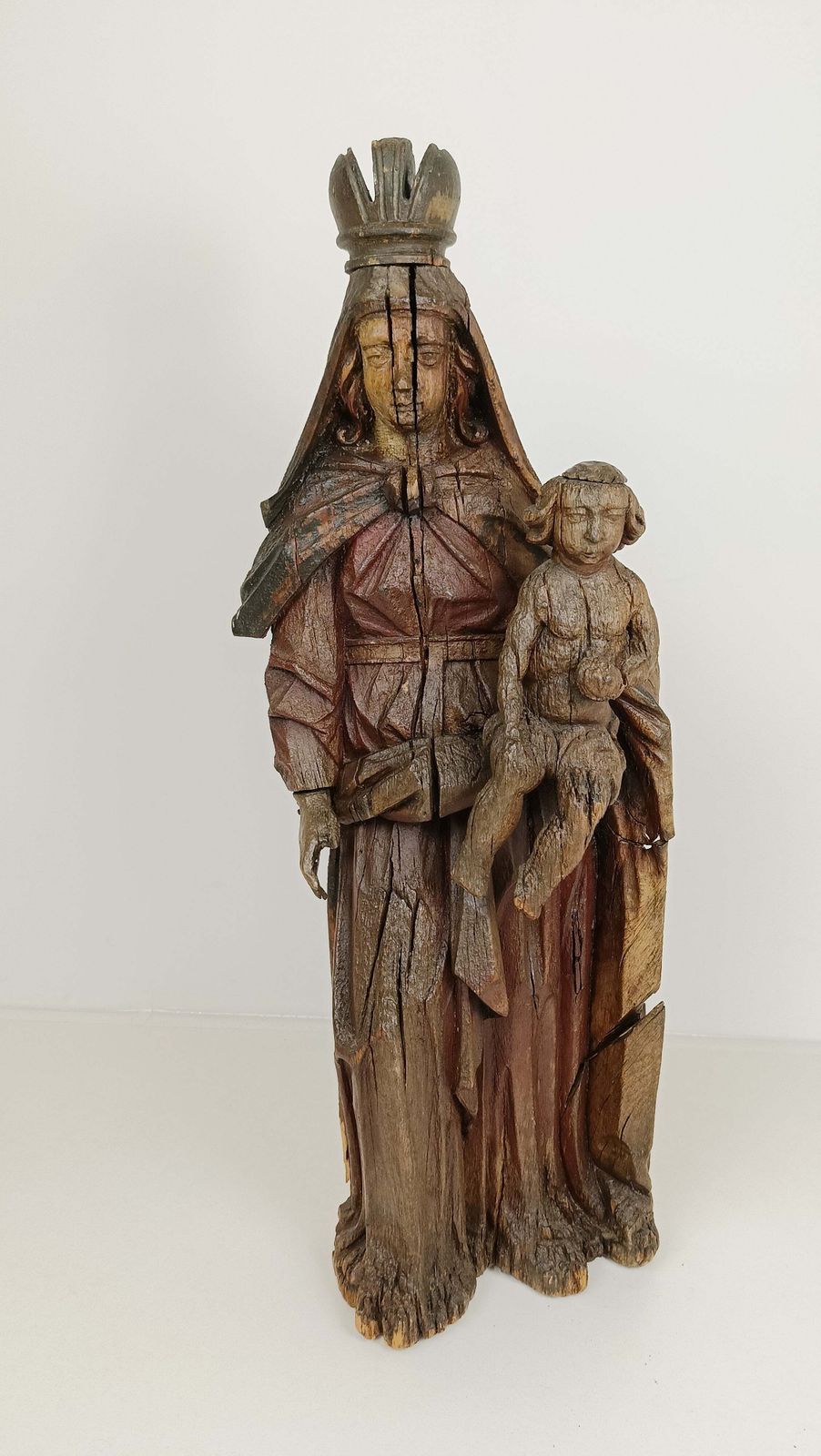 photo vintage Wooden Statue Of Virgin Mary With Jesus