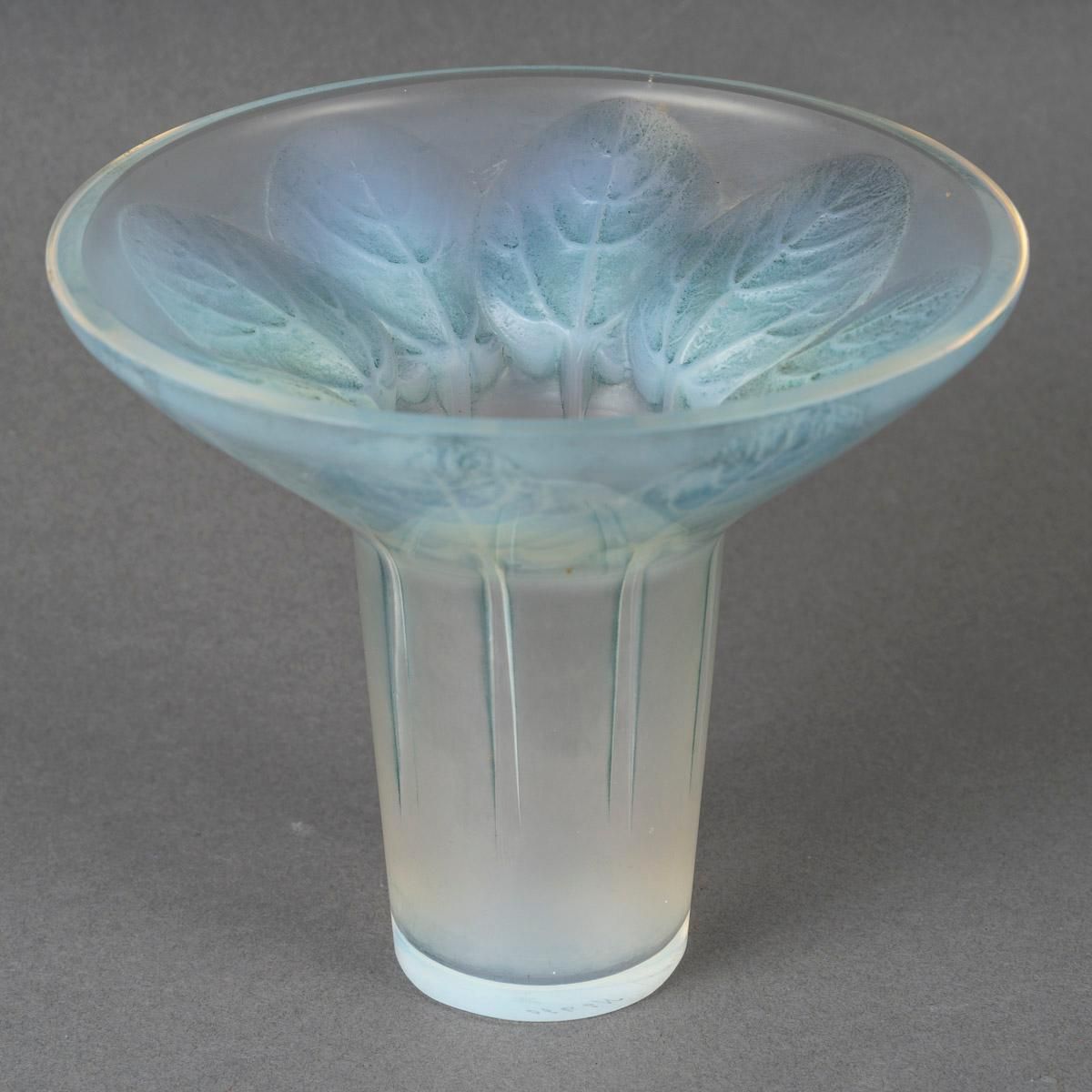 R.Lalique  1921 Vase Violettes Opalescent. photo vinterior