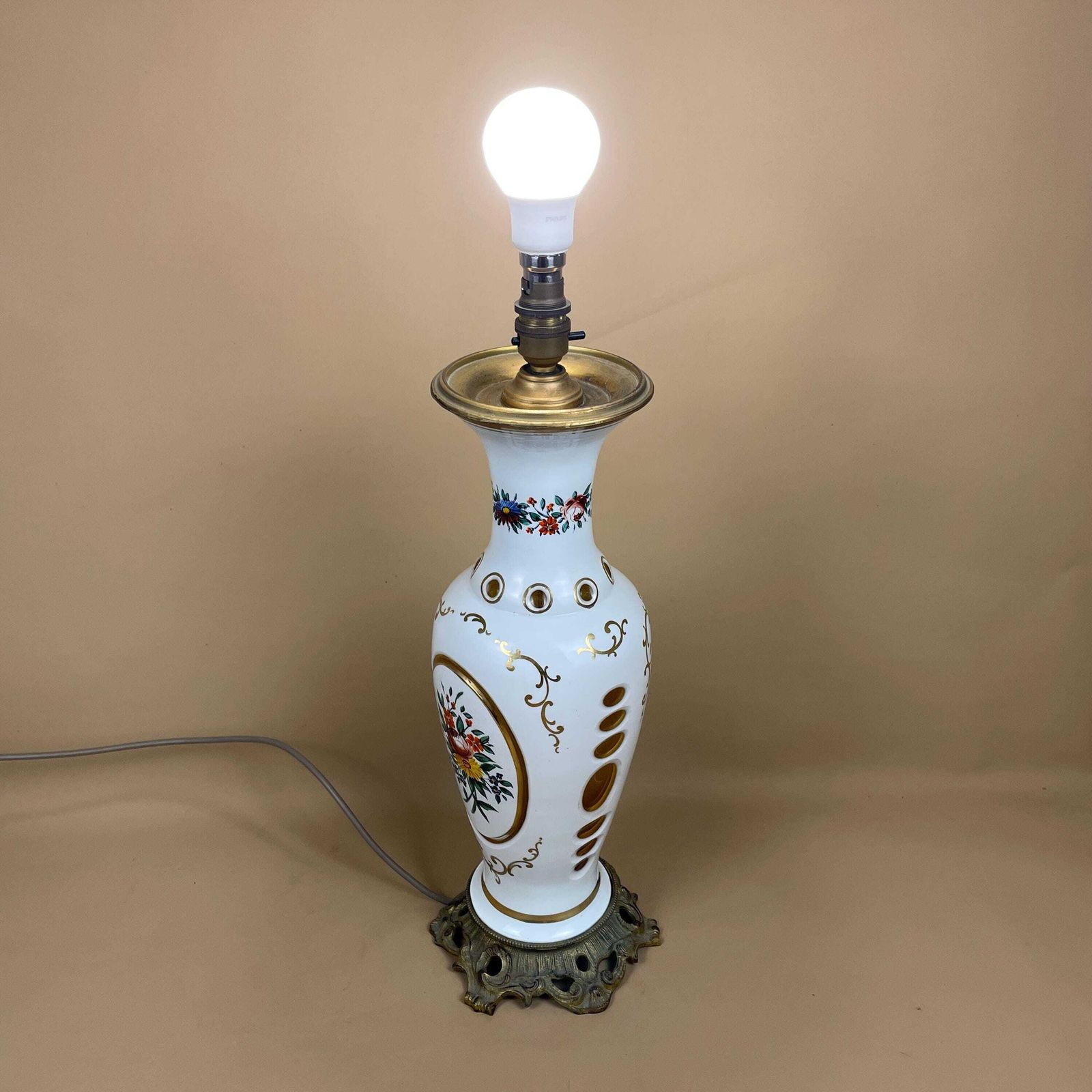 photo furniture Antique Ceramic Lamp Light Bedside Table Desk Porcelain Vase White Floral Pattern Brass Gold Metal Base Cottage Vintage Glass Inlay