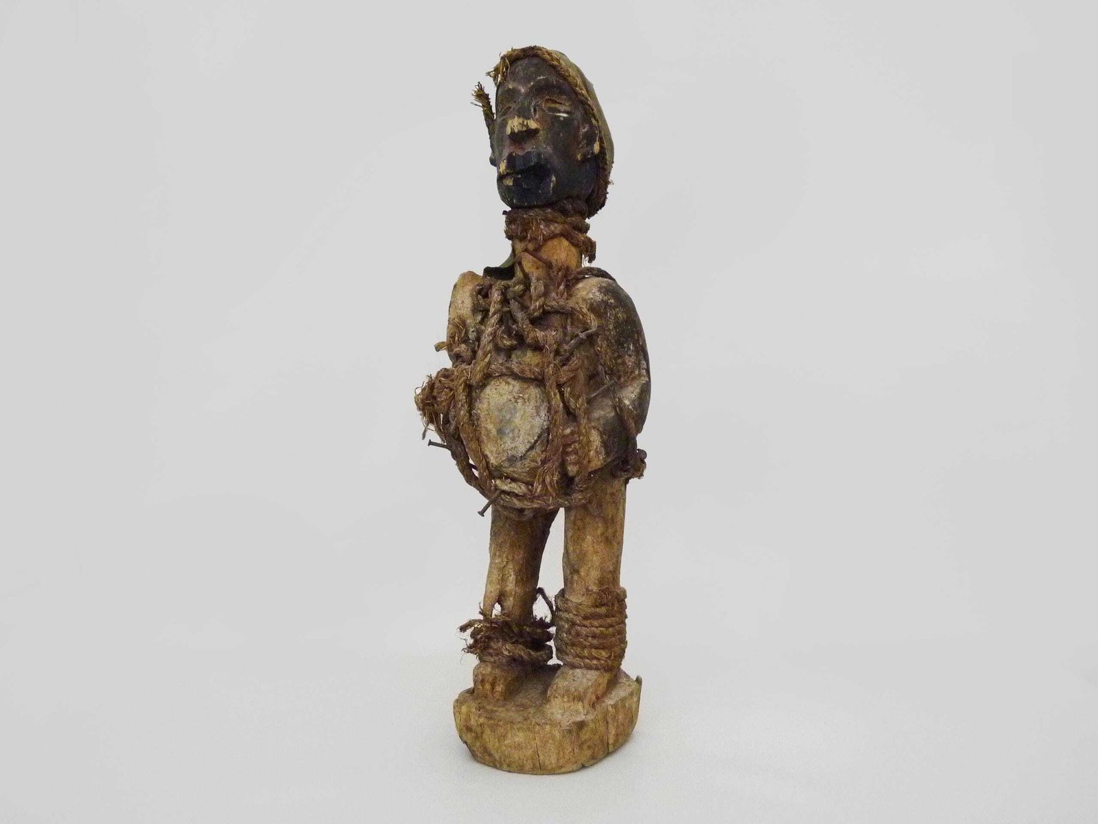 Large Nkisi Nkondi Fetish Reliquary Statue With Nails And A Ventral Reliquary Box. Congolese Fetish In Carved Wood, 1950s.