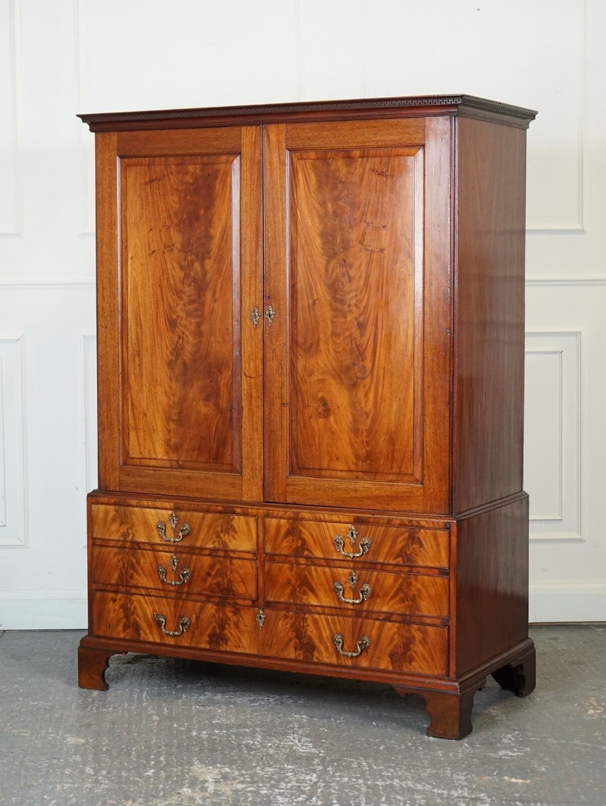 1800 Antique English Georgian Flamed Hardwood Linen Press Wardrobe Armoire J1 photo for sale
