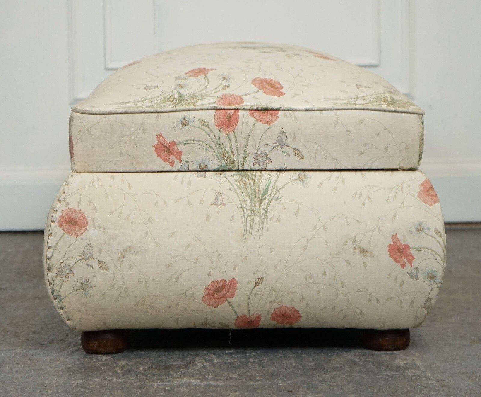 photo vintage Large Antique Victorian Poppy Flower Pattern Fabric Ottoman Chest Trunk  J1