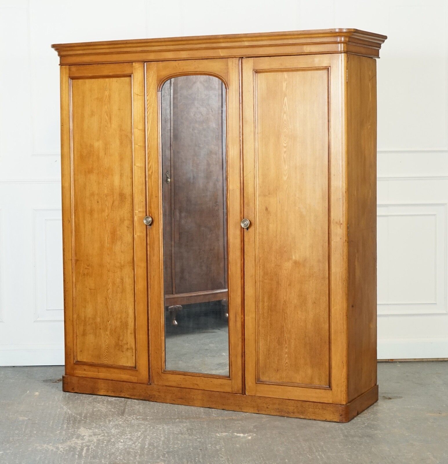 Late Antique Victorian Oak Triple Wardrobe Made By Marsh Jones & Cribb Circa1890 photo 2250.0